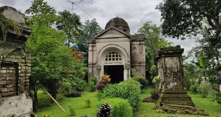 Makam Tokoh Bersejarah di Area Thorn Ville Church